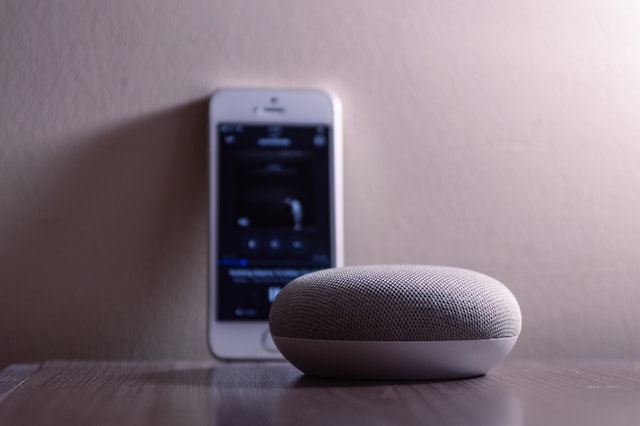 孩子們可以通過使用 Amazon Echo 或Google Home 等語音助手裝置,說話下達指令,並進行一些基本操作,例如開關燈、播放音樂等等。